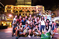 一眾參加者跟隨中大師生探索香港